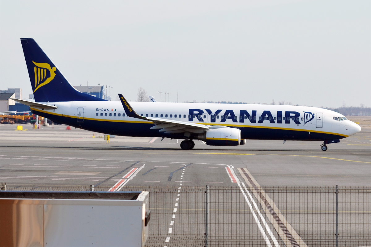 Ryanair,_EI-DWK,_Boeing_737-8AS_(16237619133).jpg